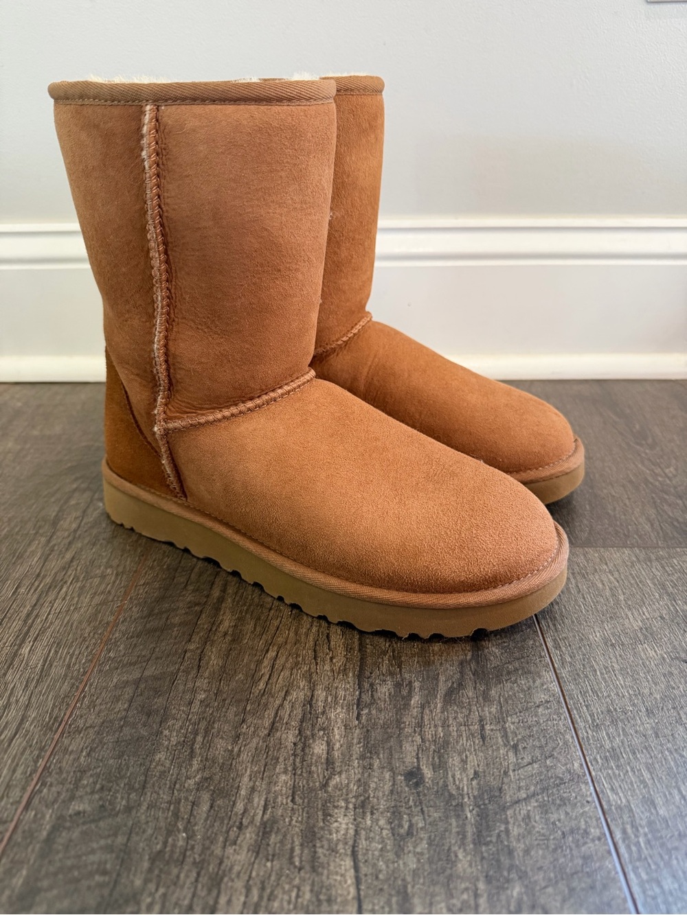 UGG Classic Short Boots in Chestnut Size 7